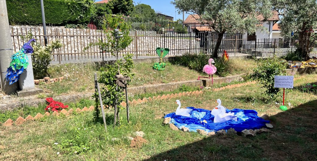 prato con decorazioni in carta raffiguranti animali