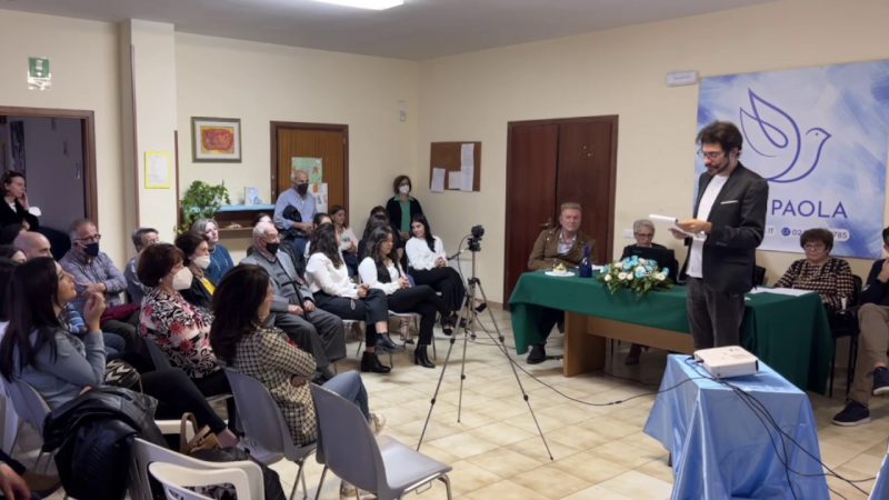 Pubblico dell'Associazione Onlus Con Paola ed il presentatore Alessandro Giordano